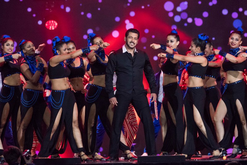 Τα Οσκαρ του Μπόλιγουντ: Σόου υπερπαραγωγή με στρας, κρόσσια, έντονα χρώματα και λατρεία για τους ηθοποιούς [εικόνες] | iefimerida.gr 1