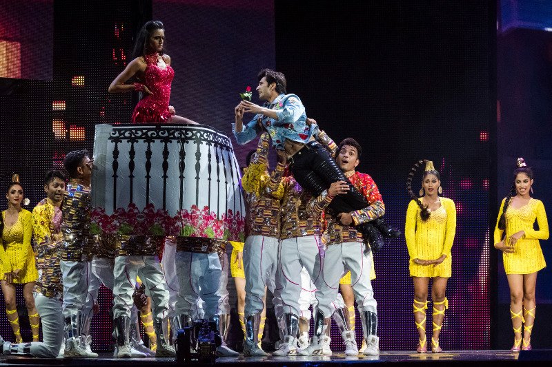 Τα Οσκαρ του Μπόλιγουντ: Σόου υπερπαραγωγή με στρας, κρόσσια, έντονα χρώματα και λατρεία για τους ηθοποιούς [εικόνες] | iefimerida.gr 2