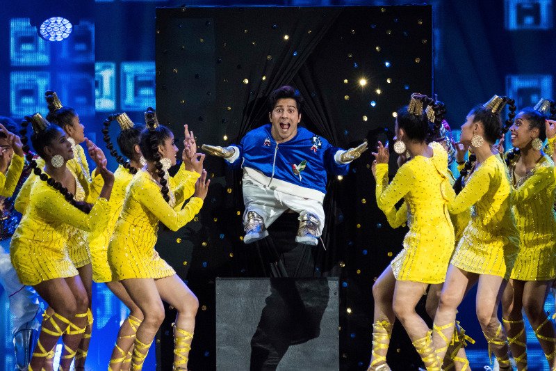 Τα Οσκαρ του Μπόλιγουντ: Σόου υπερπαραγωγή με στρας, κρόσσια, έντονα χρώματα και λατρεία για τους ηθοποιούς [εικόνες] | iefimerida.gr 5