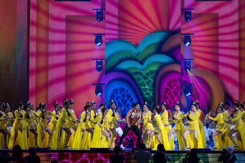 Τα Οσκαρ του Μπόλιγουντ: Σόου υπερπαραγωγή με στρας, κρόσσια, έντονα χρώματα και λατρεία για τους ηθοποιούς [εικόνες] | iefimerida.gr 6