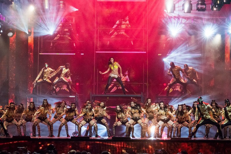 Τα Οσκαρ του Μπόλιγουντ: Σόου υπερπαραγωγή με στρας, κρόσσια, έντονα χρώματα και λατρεία για τους ηθοποιούς [εικόνες] | iefimerida.gr 8