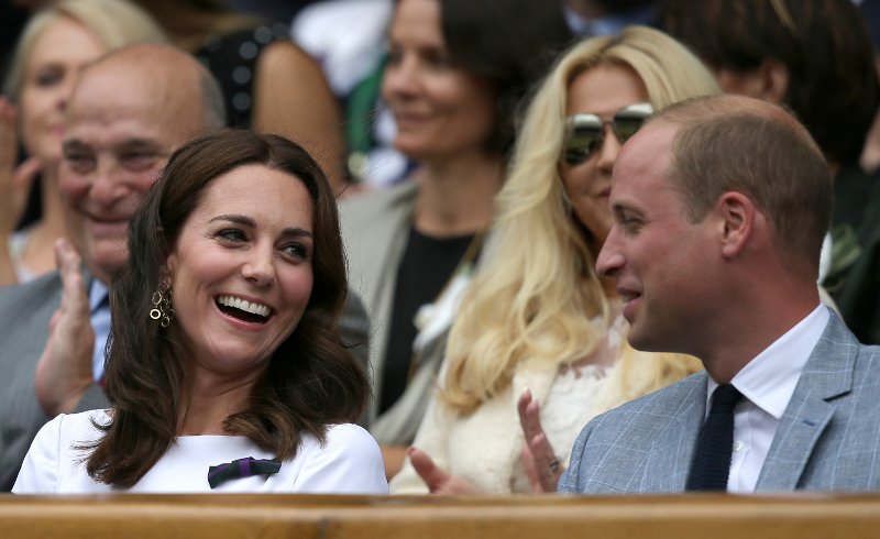 Ο θερμός χαιρετισμός της Κέιτ Μίντλεντον στον Ρότζερ Φέντερερ -Με τρία φιλιά [εικόνες & βίντεο] | iefimerida.gr 2