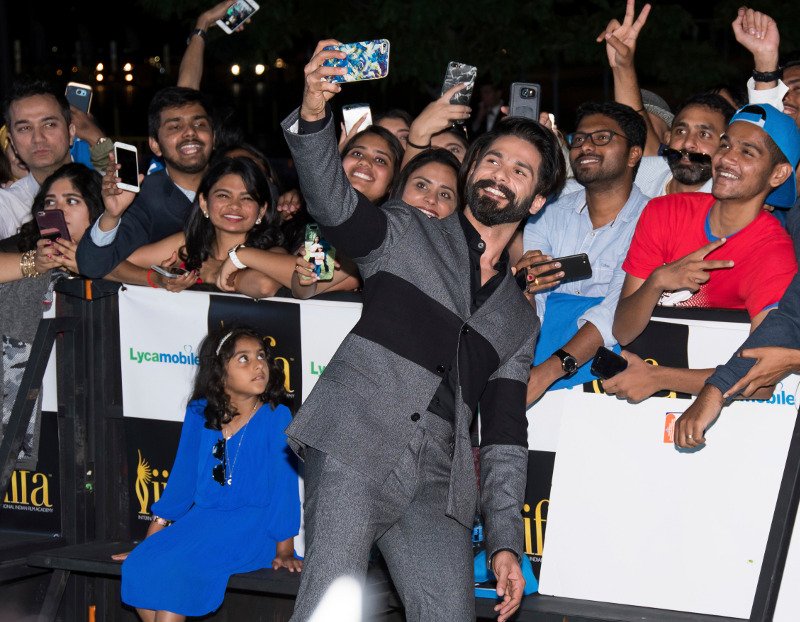 Τα Οσκαρ του Μπόλιγουντ: Σόου υπερπαραγωγή με στρας, κρόσσια, έντονα χρώματα και λατρεία για τους ηθοποιούς [εικόνες] | iefimerida.gr 4