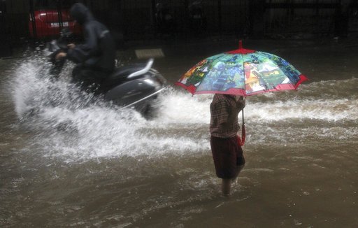 Ινδία: Η Βομβάη έχει παραλύσει από καταρρακτώδεις βροχές και πλημμύρες [εικόνες] | iefimerida.gr 3