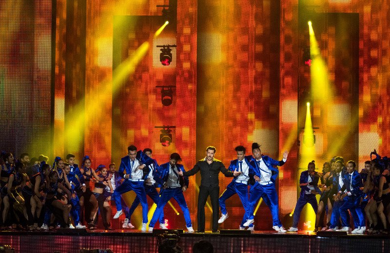 Τα Οσκαρ του Μπόλιγουντ: Σόου υπερπαραγωγή με στρας, κρόσσια, έντονα χρώματα και λατρεία για τους ηθοποιούς [εικόνες] | iefimerida.gr 9