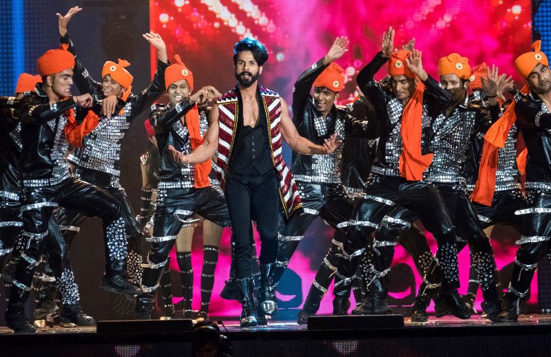 Τα Οσκαρ του Μπόλιγουντ: Σόου υπερπαραγωγή με στρας, κρόσσια, έντονα χρώματα και λατρεία για τους ηθοποιούς [εικόνες] | iefimerida.gr 10