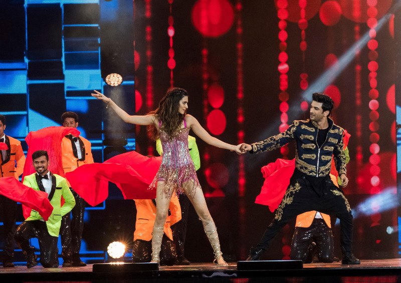 Τα Οσκαρ του Μπόλιγουντ: Σόου υπερπαραγωγή με στρας, κρόσσια, έντονα χρώματα και λατρεία για τους ηθοποιούς [εικόνες] | iefimerida.gr 13