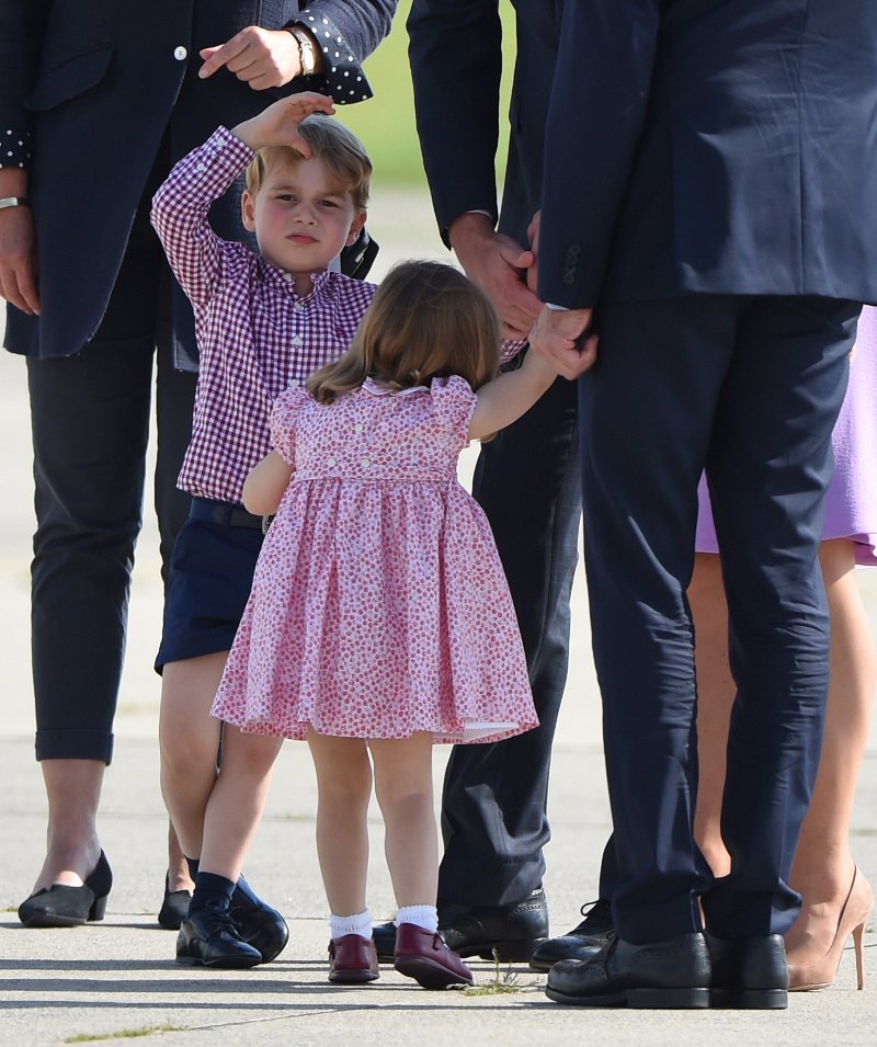 Εγινε viral: Η νευριασμένη πριγκίπισσα Σάρλοτ σκοντάφτει και βάζει τα κλάματα [εικόνες & βίντεο] | iefimerida.gr 3