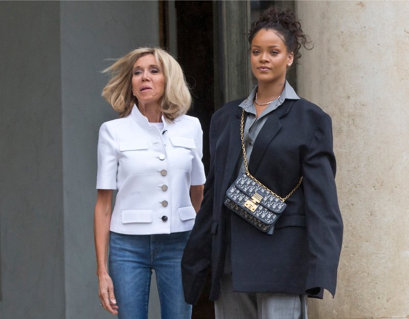 Μια ασυνήθιστη συνάντηση στο Ελιζέ -Η χαλαρή Μπριζίτ και η Ριάνα με το τεράστιο κοστούμι [εικόνες] | iefimerida.gr 2