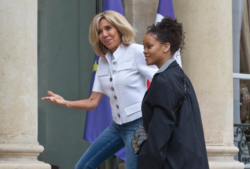 Μια ασυνήθιστη συνάντηση στο Ελιζέ -Η χαλαρή Μπριζίτ και η Ριάνα με το τεράστιο κοστούμι [εικόνες] | iefimerida.gr 0