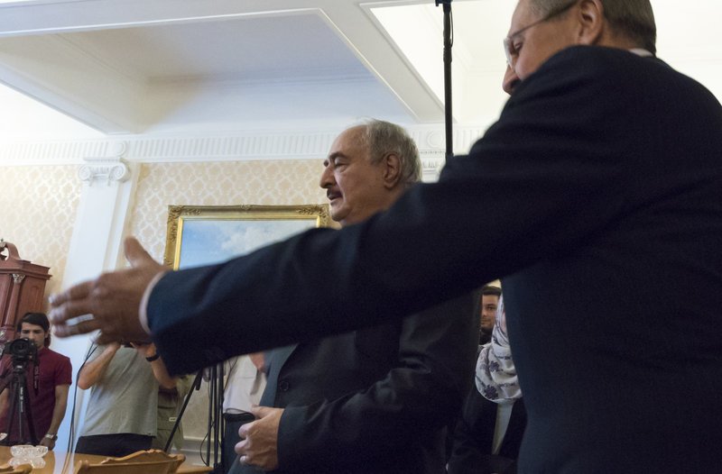 O Ρώσος υπουργός Εξωτερικών Σεργκέι Λαβρόφ είχε υποδεχεθεί τον στρατηγό Χαλίφα Χαφτάρ στη Μόσχα τον Αύγουστο του 2017 (Φωτογραφία: ΑΡ/Ivan Sekretarev)
