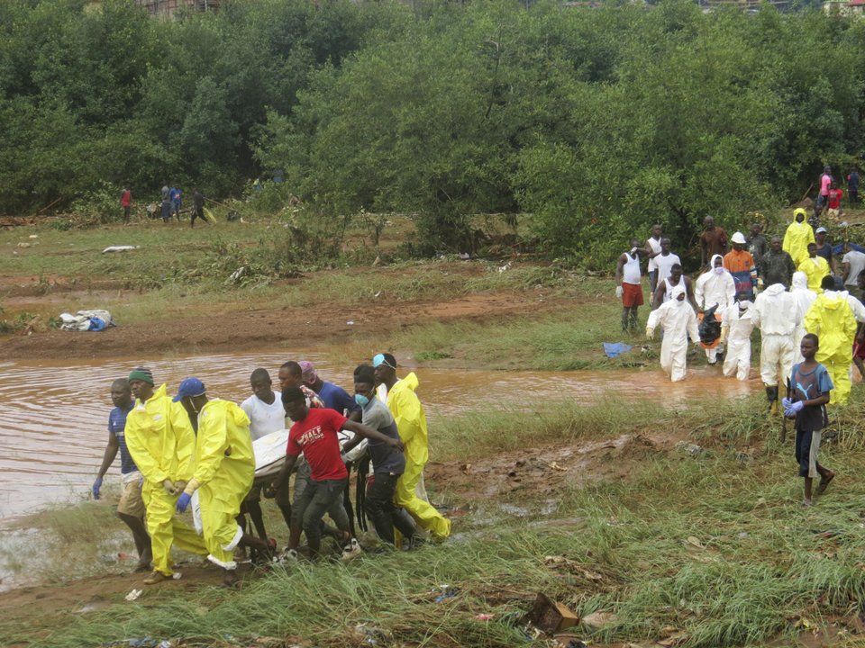 Θρήνος στη Σιέρα Λεόνε: Ανασύρθηκαν 400 σοροί από τις φονικές κατολισθήσεις [σκληρές εικόνες] | iefimerida.gr 2