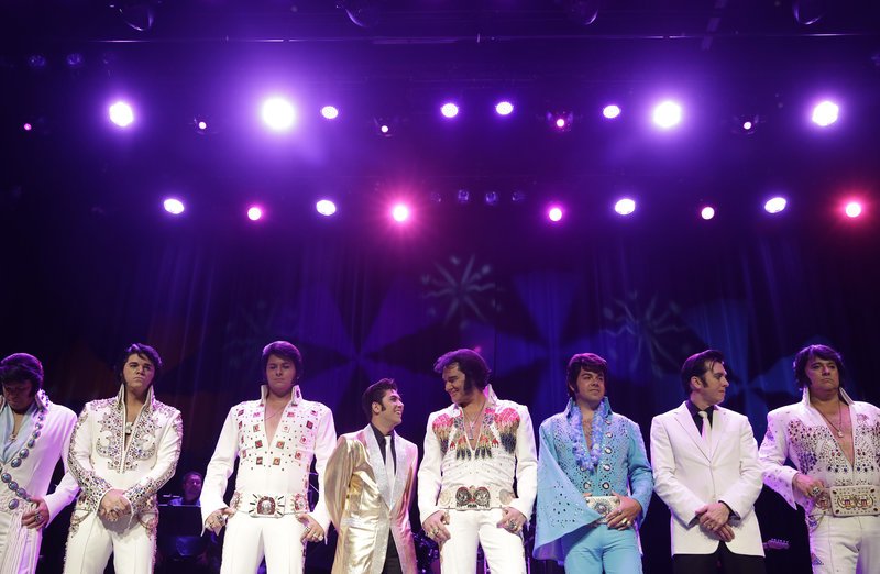 Ολα έτοιμα για το ετήσιο φεστιβάλ για τον Elvis -Eκατοντάδες λάτρεις με περούκες και παγιέτες [εικόνες] | iefimerida.gr 3