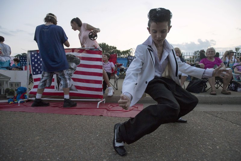 Ολα έτοιμα για το ετήσιο φεστιβάλ για τον Elvis -Eκατοντάδες λάτρεις με περούκες και παγιέτες [εικόνες] | iefimerida.gr 1