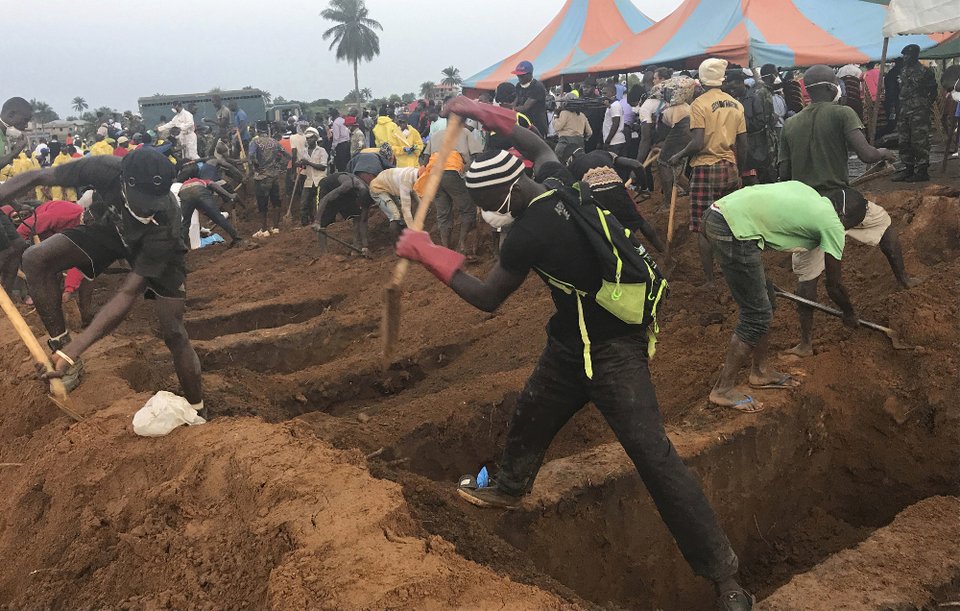 Θρήνος από τις πλημμύρες στη Σιέρα Λεόνε: 400 νεκροί -600 αγνοούμενοι [εικόνες]  | iefimerida.gr 0
