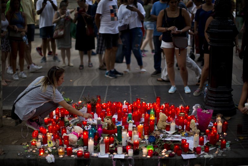 Κεριά, λουλούδια, προσευχές και δάκρυα για τα θύματα της επίθεσης στη Βαρκελώνη [εικόνες] | iefimerida.gr 5