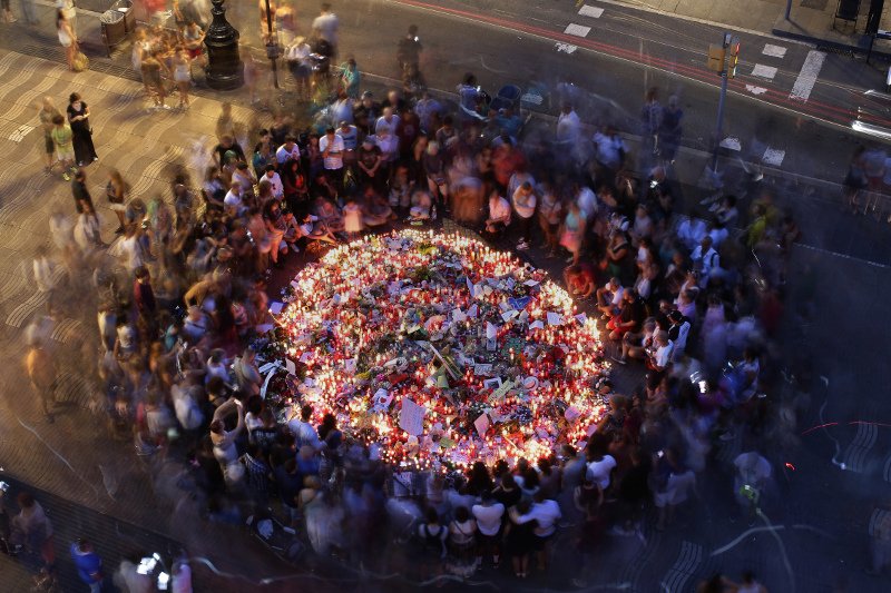 Κεριά, λουλούδια, προσευχές και δάκρυα για τα θύματα της επίθεσης στη Βαρκελώνη [εικόνες] | iefimerida.gr 1