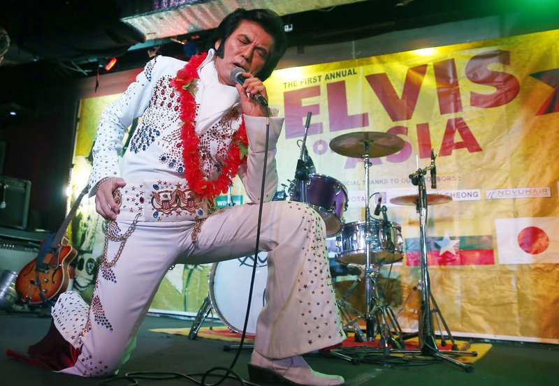 Ολα έτοιμα για το ετήσιο φεστιβάλ για τον Elvis -Eκατοντάδες λάτρεις με περούκες και παγιέτες [εικόνες] | iefimerida.gr 0