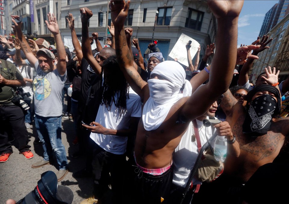 40.000 διαδήλωσαν κατά του ρατσισμού στο κέντρο της Βοστόνης: Ναζί, γυρίστε σπίτια σας [εικόνες]   | iefimerida.gr 2