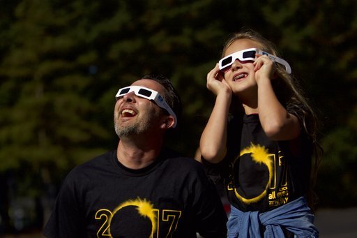 Εντυπωσιακές εικόνες από την ολική έκλειψη ηλίου -Εκατομμύρια κόσμος την απόλαυσε [βίντεο] | iefimerida.gr 13