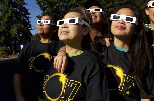 Εντυπωσιακές εικόνες από την ολική έκλειψη ηλίου -Εκατομμύρια κόσμος την απόλαυσε [βίντεο] | iefimerida.gr 11