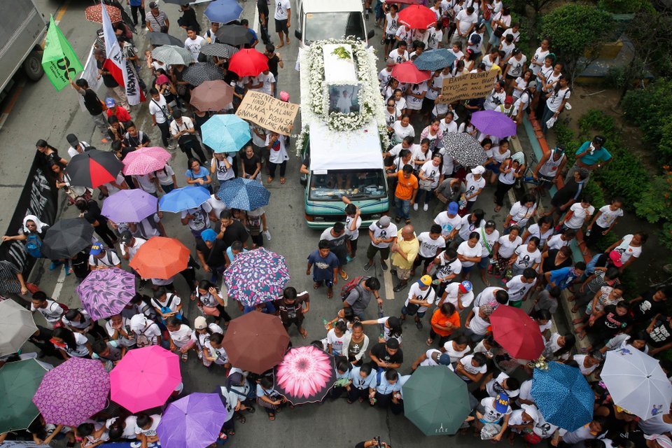 Φιλιππίνες: Πάνω από 1.000 άνθρωποι στην κηδεία εφήβου που σκοτώθηκε από την αστυνομία [εικόνες] | iefimerida.gr 0