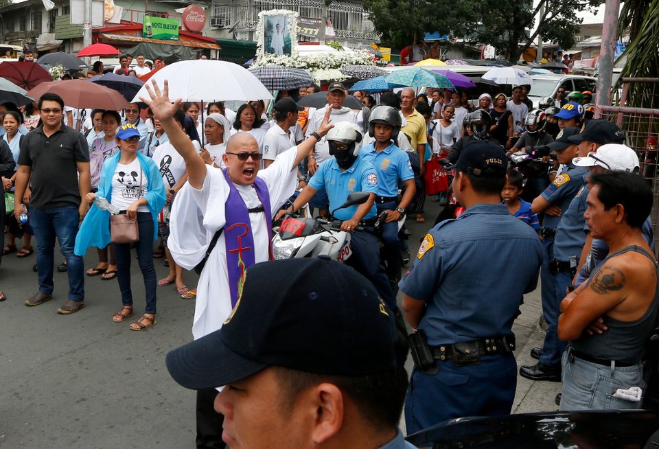 Φιλιππίνες: Πάνω από 1.000 άνθρωποι στην κηδεία εφήβου που σκοτώθηκε από την αστυνομία [εικόνες] | iefimerida.gr 2