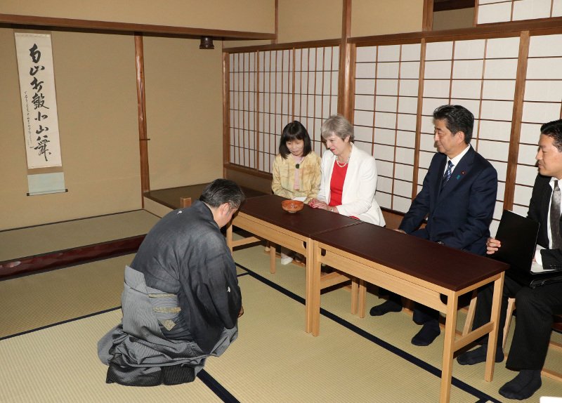 Η Τερέζα Μέι ξυπόλητη, πίνει τσάι με τον Ιάπωνα πρωθυπουργό [εικόνες] | iefimerida.gr 2