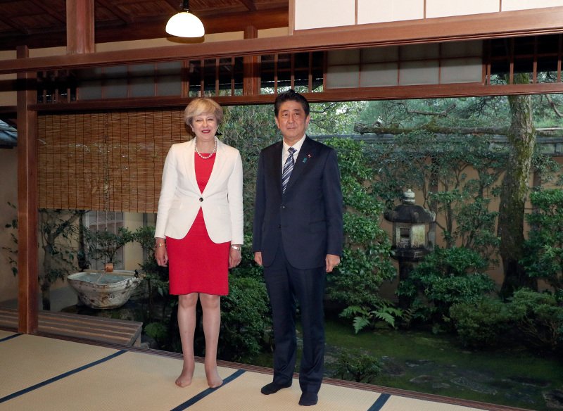 Η Τερέζα Μέι ξυπόλητη, πίνει τσάι με τον Ιάπωνα πρωθυπουργό [εικόνες] | iefimerida.gr 0