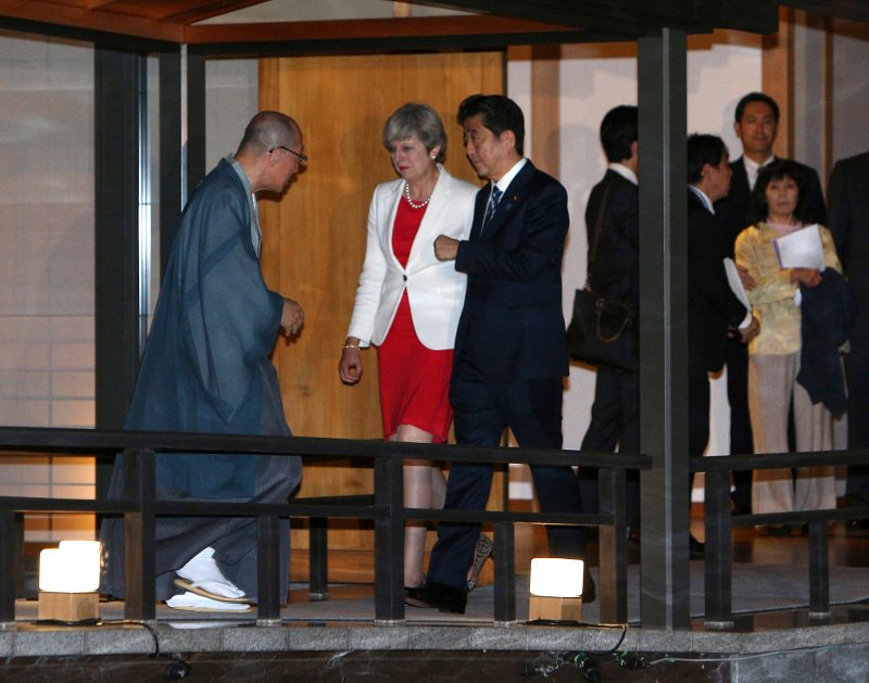 Η Τερέζα Μέι ξυπόλητη, πίνει τσάι με τον Ιάπωνα πρωθυπουργό [εικόνες] | iefimerida.gr 3