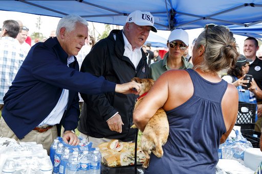 Τραμπ και Μελάνια μοίρασαν... μπανάνες και σάντουιτς στην Φλόριντα [εικόνες&βίντεο] | iefimerida.gr 1