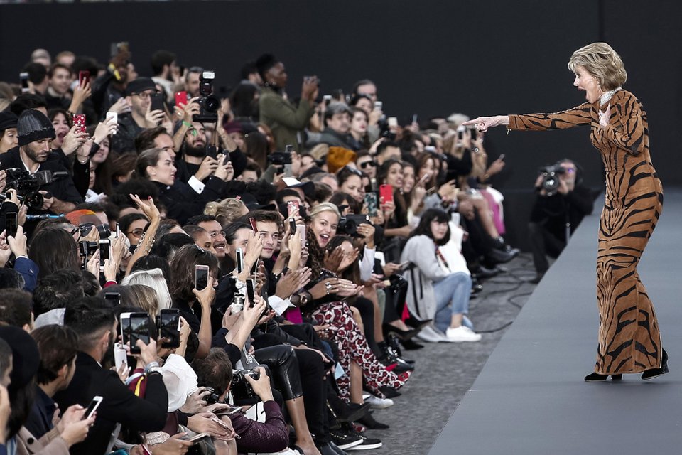 Η πασαρέλα της 79χρονης Τζέιν Φόντα έκλεψε την παράσταση στην Εβδομάδα Μόδας στο Παρίσι [εικόνες]  | iefimerida.gr 1