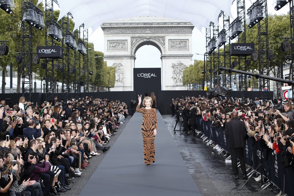 Η πασαρέλα της 79χρονης Τζέιν Φόντα έκλεψε την παράσταση στην Εβδομάδα Μόδας στο Παρίσι [εικόνες]  | iefimerida.gr 0
