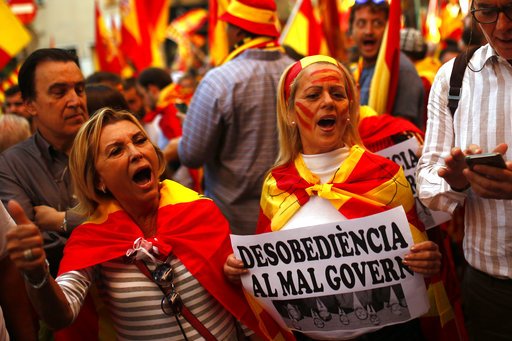 Δεκάδες χιλιάδες διαδήλωσαν κατά της ανεξαρτησίας στη Βαρκελώνη [εικόνες] | iefimerida.gr 0