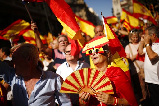 Δεκάδες χιλιάδες διαδήλωσαν κατά της ανεξαρτησίας στη Βαρκελώνη [εικόνες] | iefimerida.gr 2