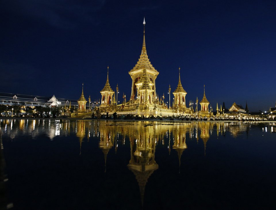 Χιλιάδες Ταϊλανδοί στην αποτέφρωση του βασιλιά τους -Σε χρυσό κρεματόριο [εικόνες & βίντεο] | iefimerida.gr 2