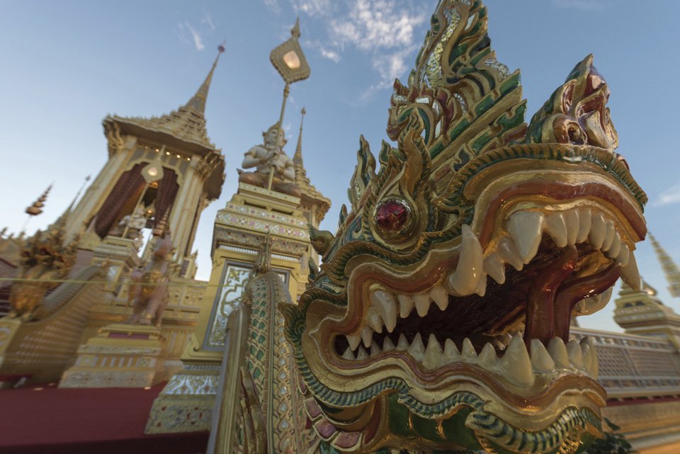 Χιλιάδες Ταϊλανδοί στην αποτέφρωση του βασιλιά τους -Σε χρυσό κρεματόριο [εικόνες & βίντεο] | iefimerida.gr 1