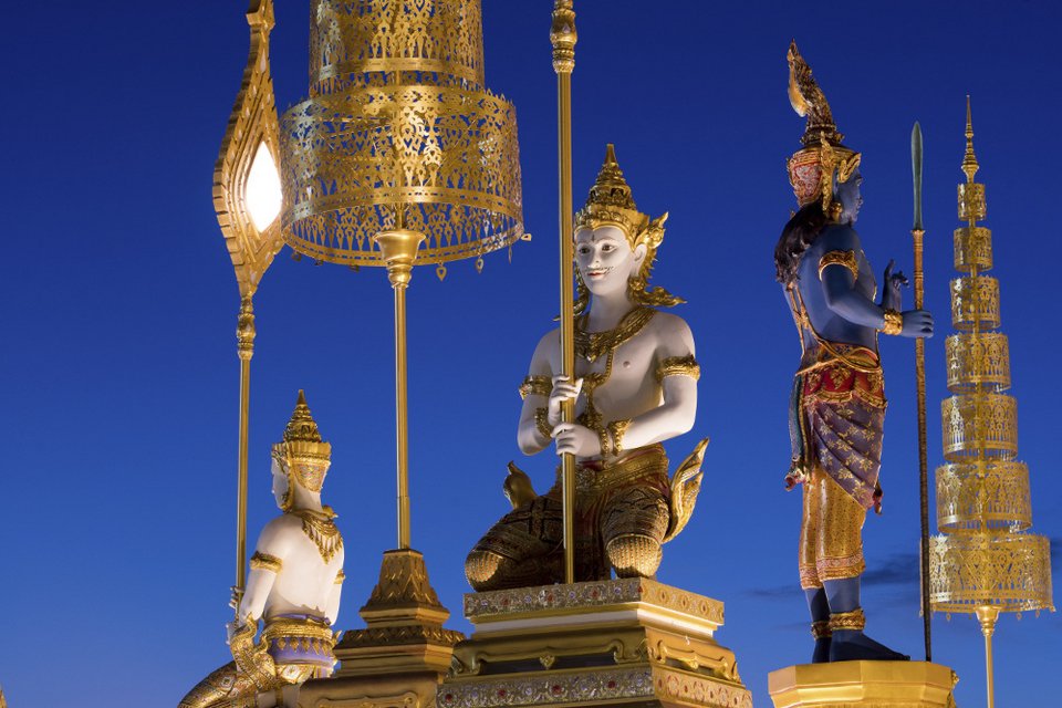 Χιλιάδες Ταϊλανδοί στην αποτέφρωση του βασιλιά τους -Σε χρυσό κρεματόριο [εικόνες & βίντεο] | iefimerida.gr 3