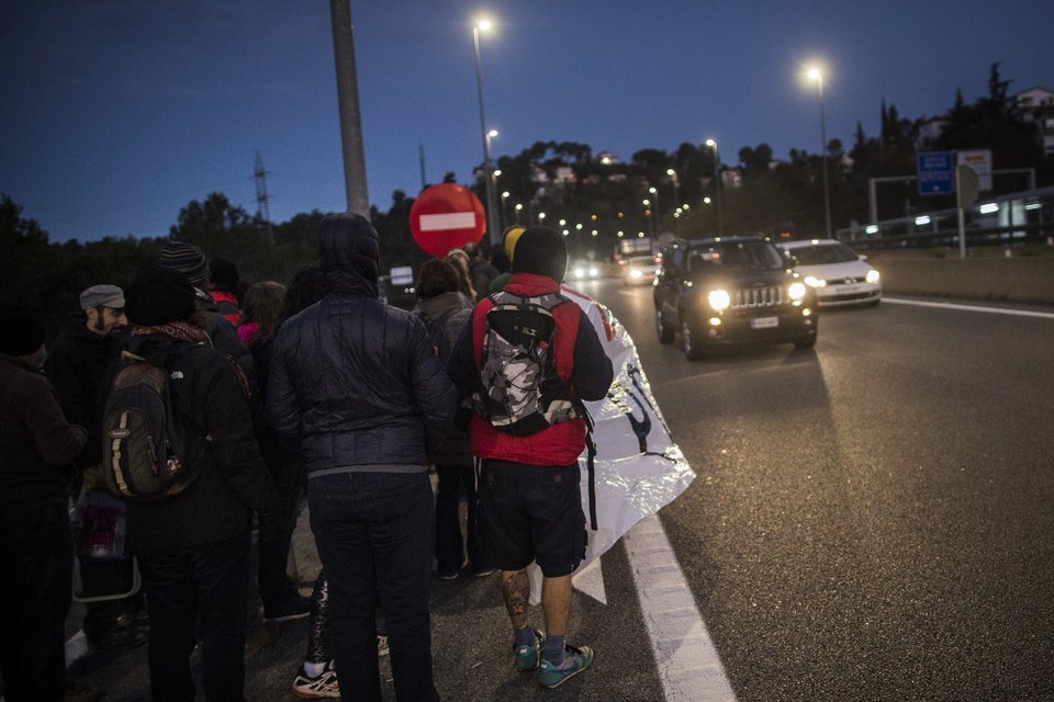 Ασφυξία από την απεργία στην Καταλονία -Αποκλεισμένοι δρόμοι, χωρίς τρένα [εικόνες]  | iefimerida.gr 4