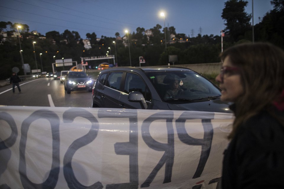 Ασφυξία από την απεργία στην Καταλονία -Αποκλεισμένοι δρόμοι, χωρίς τρένα [εικόνες]  | iefimerida.gr 1