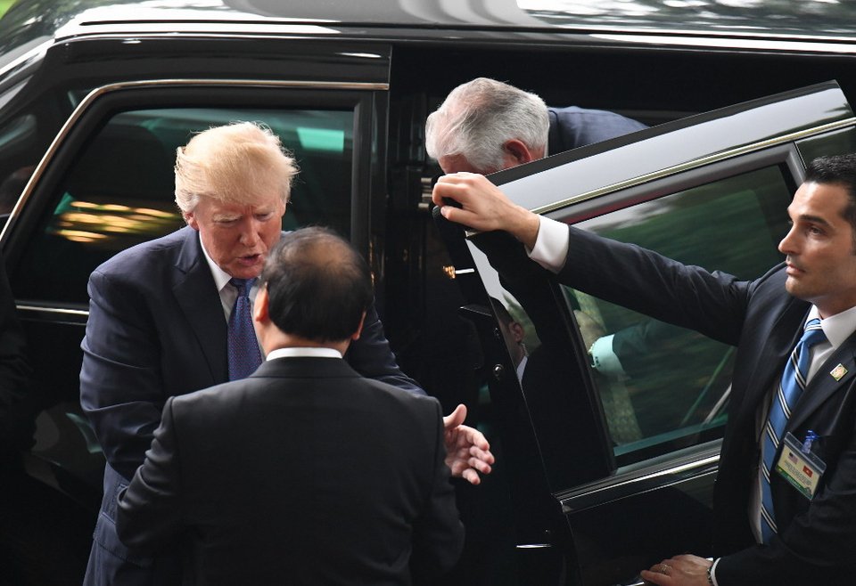 Βιετνάμ: Συνέλαβαν ακτιβίστρια μουσικό με πλακάτ κατά του Τραμπ [εικόνες] | iefimerida.gr 0