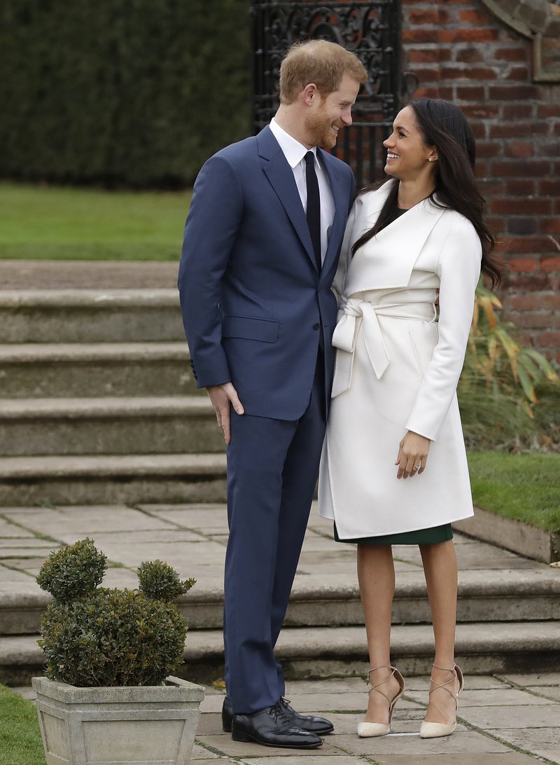 Αποκαλύφθηκε ο σχεδιαστής του νυφικού της Μαρκλ; -«Φραγή» στα στοιχήματα [εικόνες] | iefimerida.gr 0