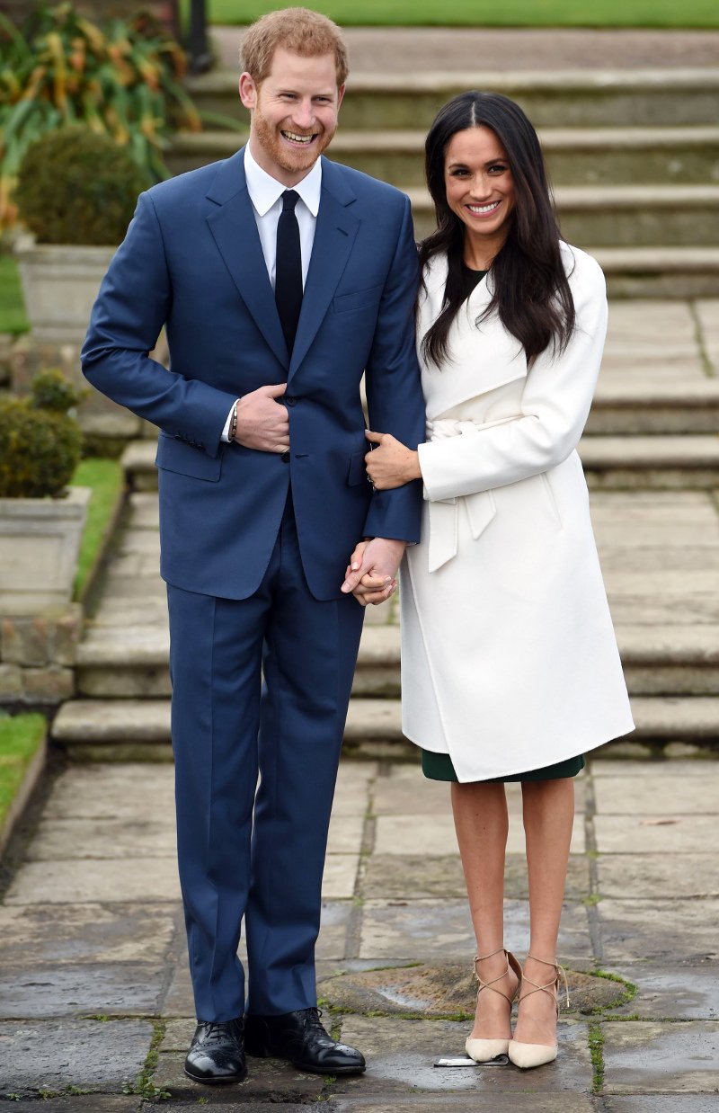 Τα ρούχα του αρραβώνα -Αυτό το φόρεμα φορούσε μέσα από το λευκό παλτό η Μέγκαν Μαρκλ -Αξίας 437 λιρών [εικόνες] | iefimerida.gr 2