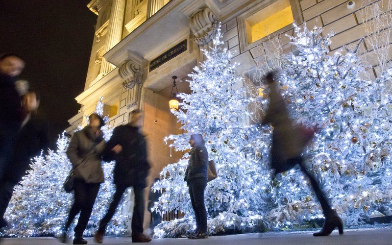 150 εθελοντές-ξεναγοί υποδέχονται τους τουρίστες στο γιορτινό Παρίσι [εικόνες] | iefimerida.gr 0