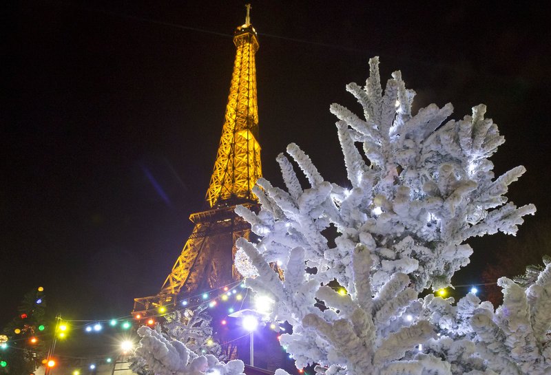 150 εθελοντές-ξεναγοί υποδέχονται τους τουρίστες στο γιορτινό Παρίσι [εικόνες] | iefimerida.gr 3