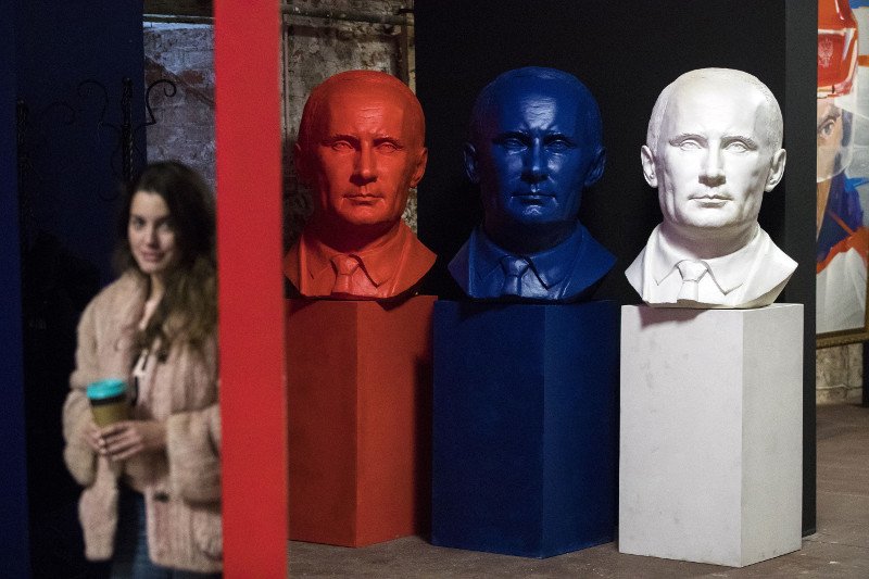 Ο Πούτιν Σούπερμαν και Αγιος Βασίλης -Μια απίστευτη έκθεση [εικόνες] | iefimerida.gr 1