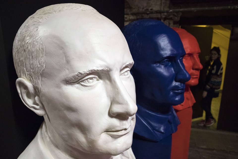 Ο Πούτιν Σούπερμαν και Αγιος Βασίλης -Μια απίστευτη έκθεση [εικόνες] | iefimerida.gr 2