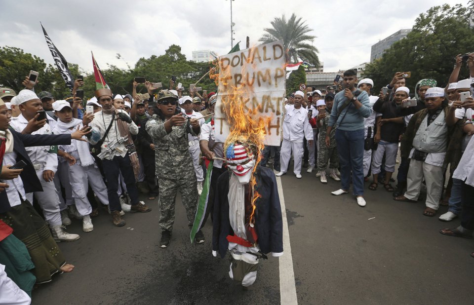 Ινδονησία: Εκατοντάδες μουσουλμάνοι έξω από την αμερικανική πρεσβεία -Καίνε φωτογραφίες του Τραμπ [εικόνες] | iefimerida.gr 0