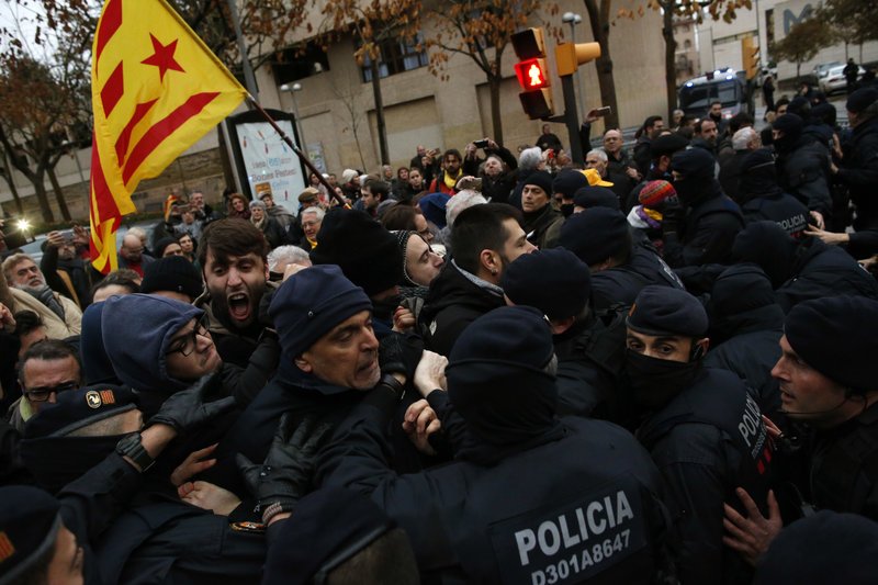 Η Μαδρίτη αποσύρει χιλιάδες αστυνομικούς από την Καταλονία | iefimerida.gr 1