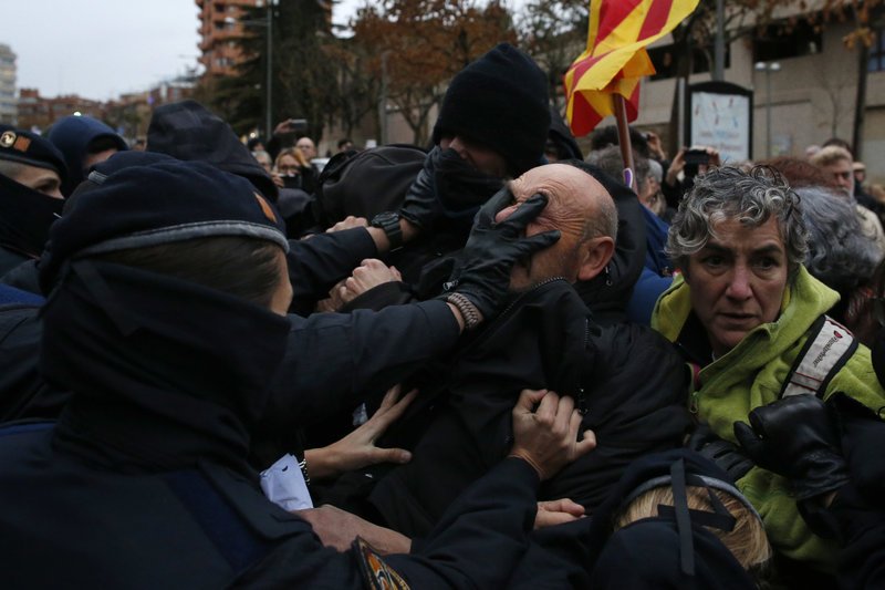 Η Μαδρίτη αποσύρει χιλιάδες αστυνομικούς από την Καταλονία | iefimerida.gr 0